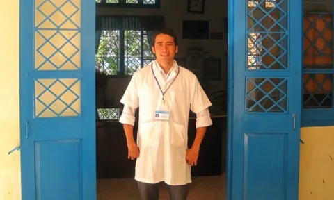 Thầy giáo nghiên cứu tinh trùng cá đạt chuẩn giáo sư 2025