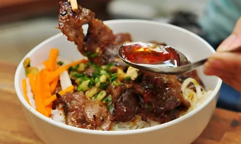 Tô bún thịt nướng ở TP.HCM tăng giá 4 lần trong một năm