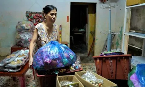 Hội An lại ngập sâu: Dân hối hả chạy lũ, du khách tò mò lội nước check-in