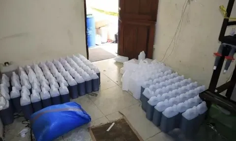 Đột kích một cơ sở in lụa, công an bất ngờ tóm gọn đường dây sản xuất nước giặt giả, tịch thu hàng trăm can nhựa chứa hóa chất cùng máy trộn công nghiệp