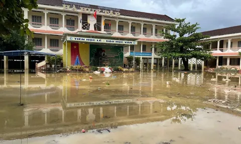Nhói lòng nhìn trường học miền Trung tan hoang sau lũ