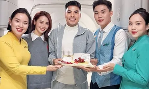 MC Huyền Trang VTV và bạn trai cầu thủ Đức Huy bất ngờ nhận quà trên máy bay