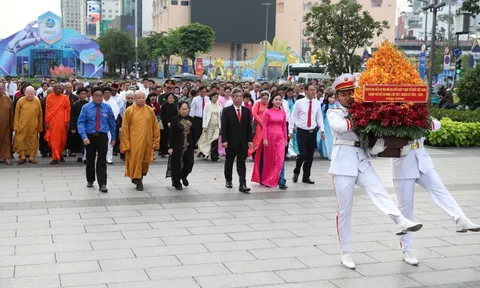 Đoàn đại biểu dự Đại hội đại biểu MTTQ Việt Nam TPHCM dâng hoa Tượng đài Chủ tịch Hồ Chí Minh