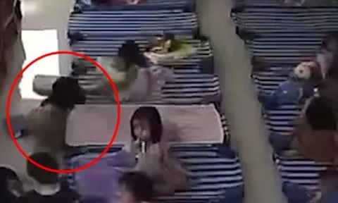 Camera giám sát ghi lại cảnh bé gái mầm non Việt làm một việc kỳ lạ suốt 20 phút khiến mẹ vừa cười vừa lo