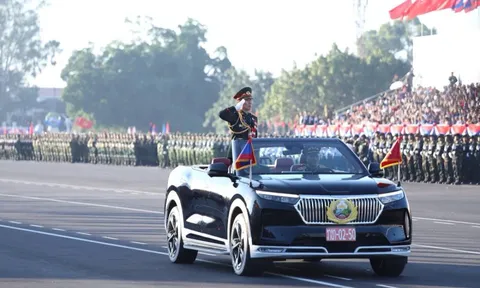 Xe điện Việt Nam nổi bật tại lễ diễu binh, diễu hành kỷ niệm Quốc khánh Lào