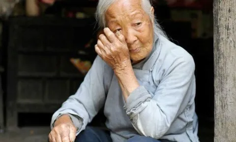 Thiên vị con cả giàu có, bạc đãi con út nghèo khó: Mẹ già nhận quả báo khi bệnh tật ập đến