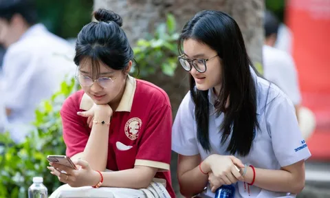 Hơn 500 trường ở TP.HCM sẽ siết dùng điện thoại giờ ra chơi