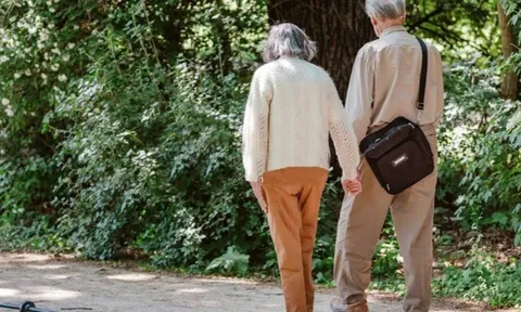 Đưa mẹ già đến nghỉ hưu ở viện dưỡng lão 22 triệu/tháng tưởng thiên đường, con cái bí mật tới thăm thì òa khóc