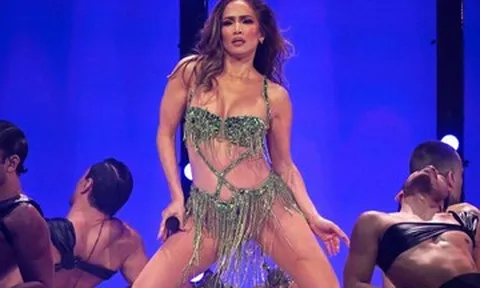 Nữ ca sĩ U60 nói gì khi bị chê mặc đồ quá gợi cảm không đúng tuổi?