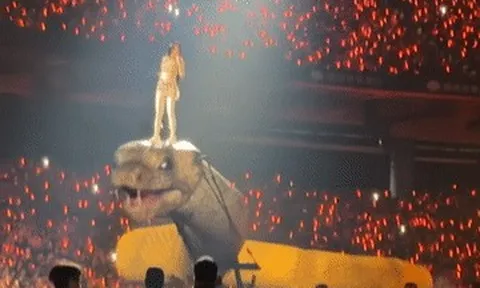 Nữ ca sĩ chi gần 800 tỷ đồng 'cưỡi rắn, bò tót' trên sân khấu là ai?