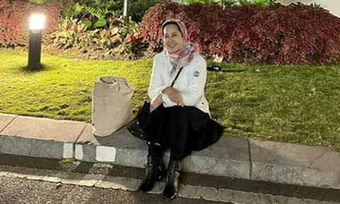 Hồ Ngọc Hà gợi cảm, NSND Lan Hương ngồi co ro chờ quay giữa đêm đông