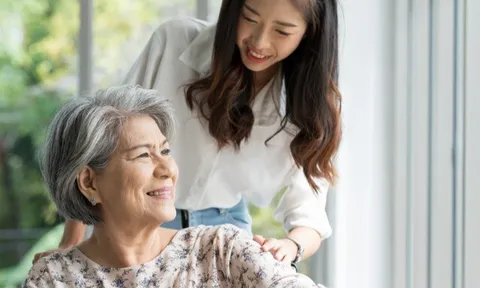 Sau khi lần lượt chuyển đến sống cùng 4 con, tôi nhận ra: Về già, tiền bạc có sẵn trong tay mới là hạnh phúc nhất!