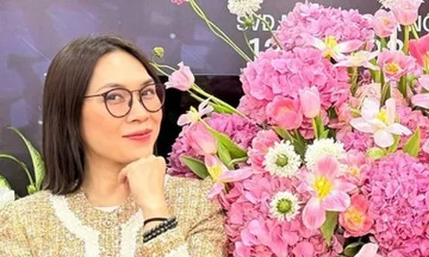 Cục trưởng Xuân Bắc 'làm đẹp' cho NSND Tự Long, Mỹ Tâm mừng sinh nhật tuổi 45