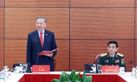 Đại biểu làm việc tại Đoàn, thảo luận các Văn kiện Đại hội XIV của Đảng