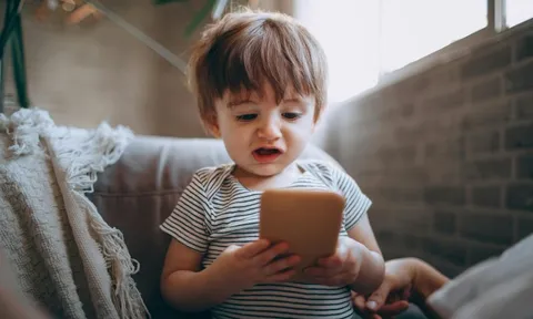 Trẻ mẫu giáo không nói nổi một câu vì dùng điện thoại quá sớm