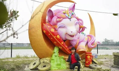 Linh vật ngựa khổng lồ bán hơn 222 triệu, toàn bộ tiền dành hỗ trợ người nghèo