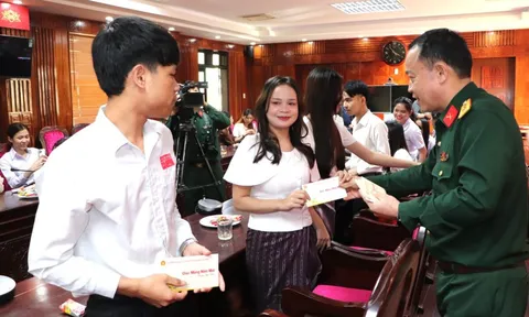 Bộ Chỉ huy Quân sự TP Đà Nẵng tặng quà cho sinh viên Lào