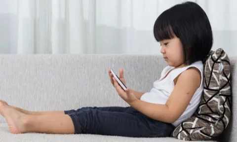 Cháu cứ khóc là ông bà cho xem điện thoại, nghe lời bác sĩ kết luận, bố mẹ đứng không vững