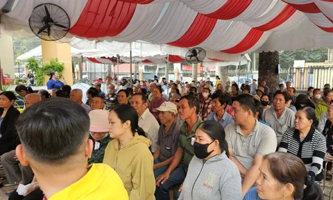 Hình ảnh người dân đón nhận hàng ngàn phần quà dịp Tết đến xuân về