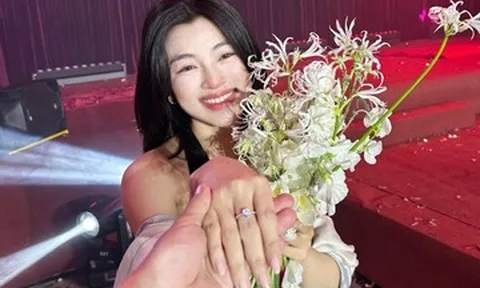 'Diễm xưa' Lan Thy được bạn trai nhạc trưởng cầu hôn