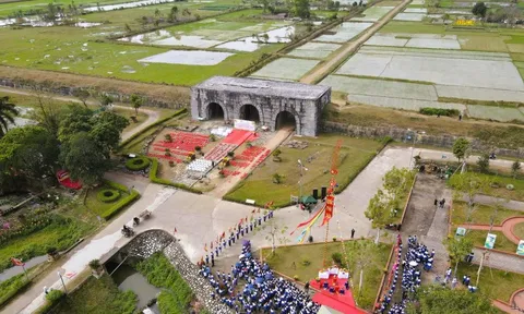 Cây nêu giữa di sản 600 năm, tái hiện không gian Tết xưa tại Thành nhà Hồ