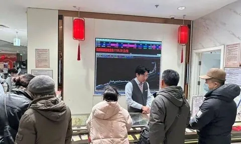 Không riêng Việt Nam, nhà đầu tư ở quốc gia này cũng ồ ạt mang áo ấm xếp hàng từ sáng sớm để mua vàng mua bạc