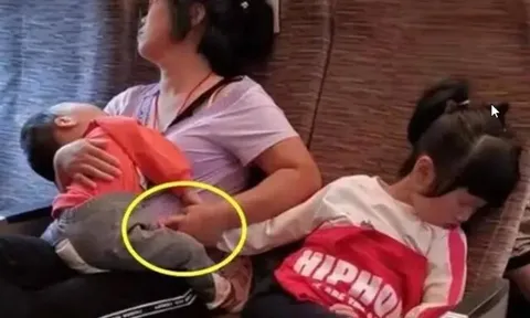 Bức ảnh 3 mẹ con trên chuyến tàu về quê ăn Tết khiến nhiều người cay mắt khi nhìn bàn tay người mẹ