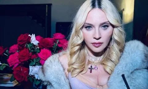 Ca sĩ Madonna diện nội y gợi cảm, tình tứ bên bạn trai kém 38 tuổi