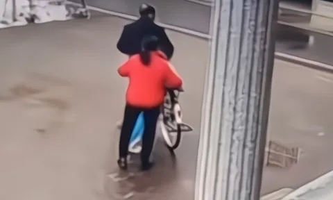 Đi làm xa gửi con về quê ăn Tết với ông bà nội, mẹ òa khóc khi xem camera ở nhà