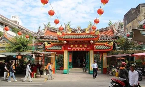 Người dân đến chùa cổ gần 300 tuổi ở TPHCM ‘đánh kẻ tiểu nhân’, cầu may mắn