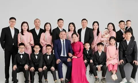 Bố mẹ ở Nghệ An sinh 5 con gái, 5 chàng rể đưa cả gia đình về ngoại đón Tết