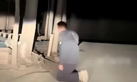 Người đàn ông quỳ lạy trước cửa nhà ân nhân dịp năm mới