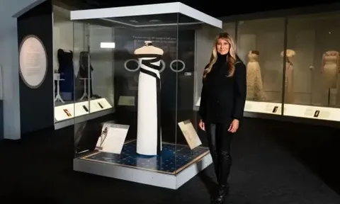 Chiếc váy nhậm chức của bà Melania Trump được lưu giữ tại bảo tàng thời trang Đệ nhất phu nhân