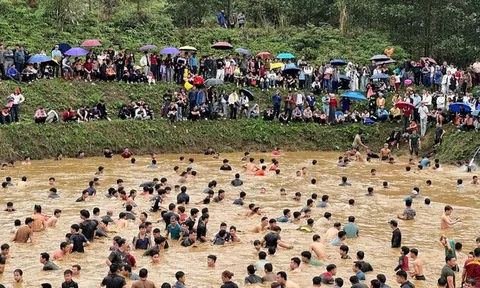 Náo nhiệt hội thi bắt cá tay không trong mùa lễ hội đầu Xuân