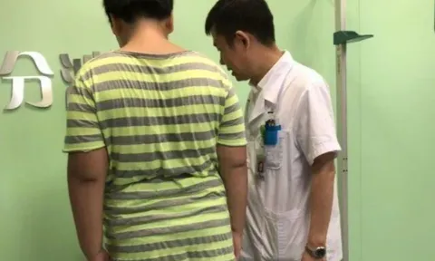 Con vốn gầy gò bỗng nặng 100kg chỉ sau 3 tháng đi học, mẹ bật khóc ân hận vì đã không cho con ăn vặt