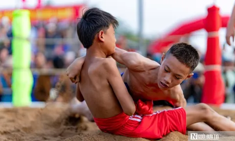 Xem các đô vật nhí tranh tài tại lễ hội vật truyền thống ở Huế