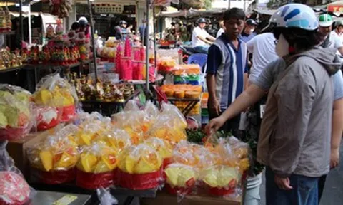 Rực sắc bánh 'tài lộc' ở chợ người Hoa TPHCM ngày vía Thần Tài