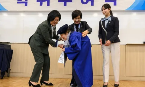 Bà cụ 85 tuổi thành cử nhân lớn tuổi nhất Hàn Quốc