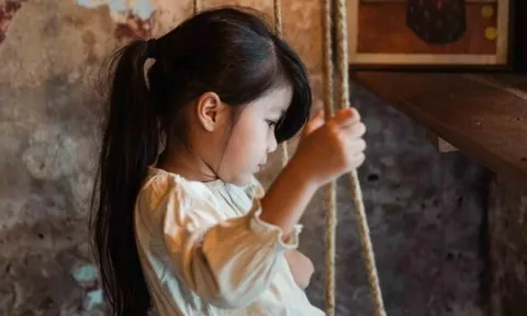 "Mẹ ơi, nhà mình giàu hay nghèo?", câu trả lời chuẩn văn mẫu giúp đứa trẻ thành công trong tương lai