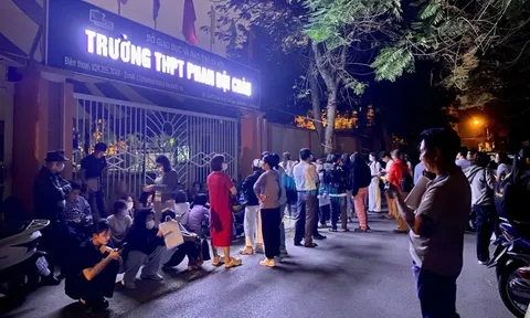 Phụ huynh xếp hàng từ nửa đêm giữ chỗ: Sở GD&ĐT yêu cầu hoàn tiền