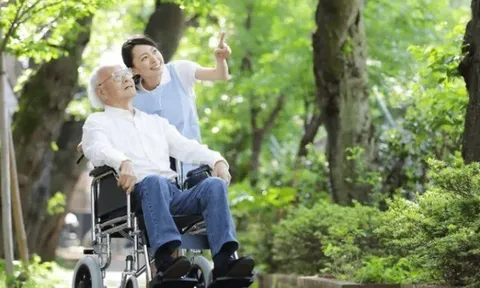 Không có tiền thuê giúp việc hay vào viện dưỡng lão, tôi vẫn có cách để các con tranh nhau chăm sóc bố già