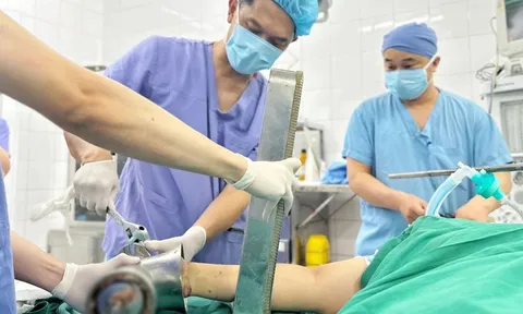 Sự cố khi làm bếp, bàn tay kẹt cứng trong máy xay thịt