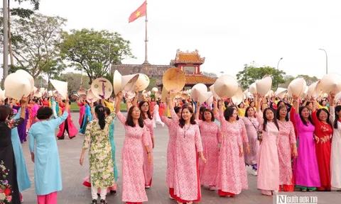 Gần 1.000 phụ nữ xúng xính áo dài đồng diễn dân vũ trong ngày hội 'Rực rỡ tháng 3'