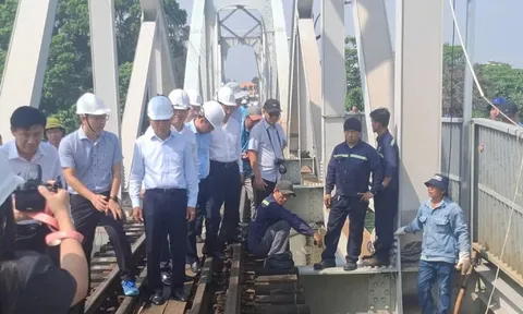 Vụ sà lan đâm cầu Ghềnh: Gia cố tạm thời, thông đường sắt Bắc - Nam sáng 12/3