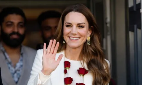 Công nương Kate Middleton rạng rỡ với phong cách thanh lịch trong chuyến thăm Leicester