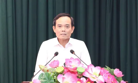 Bí thư Thành ủy TPHCM cảnh báo nguy cơ trẻ em lệ thuộc điện thoại thông minh