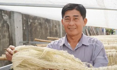 Người đàn ông Cần Thơ biến lá bỏ đi thành sợi, nông dân có thêm tiền triệu