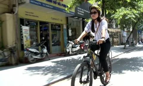 Nữ giảng viên Hà Nội 13 năm đạp xe đi làm, 'bình thản' trước giá xăng tăng