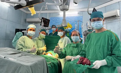 5 giờ phẫu thuật lấy khối u quái nặng 1,3 kg