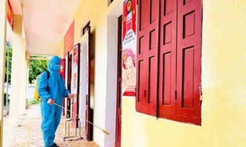 Phun khử khuẩn khu vực bỏ phiếu bầu cử ở xã biên giới Thanh Hóa